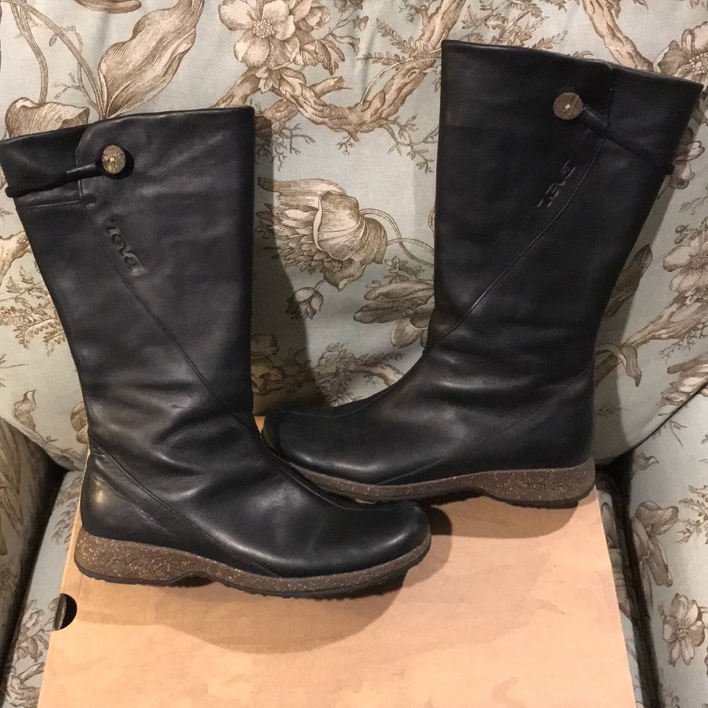 Brand new Teva boots